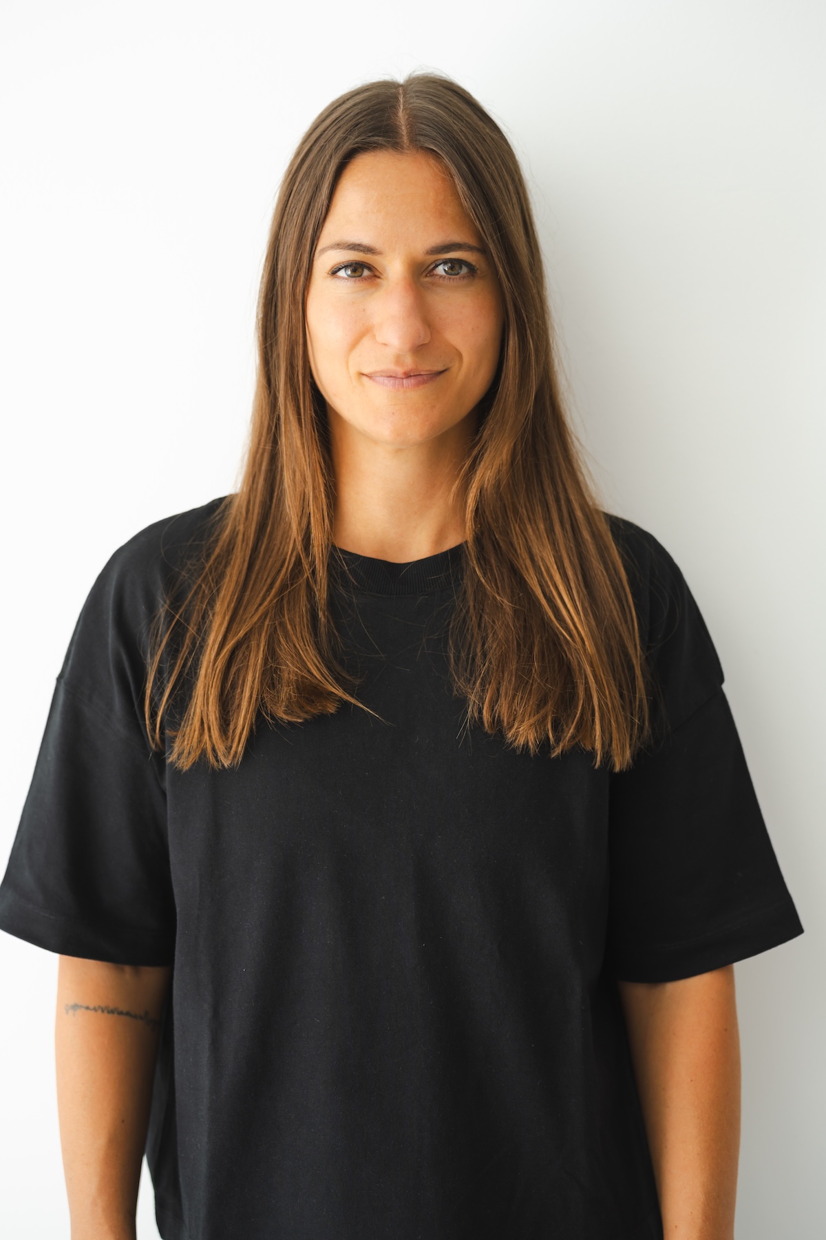 Giulia Barile, DGSv-zertifizierte systemische Supervisorin in Köln und Coach für berufliche Neuorientierung, trägt ein schwarzes Shirt und blickt direkt in die Kamera