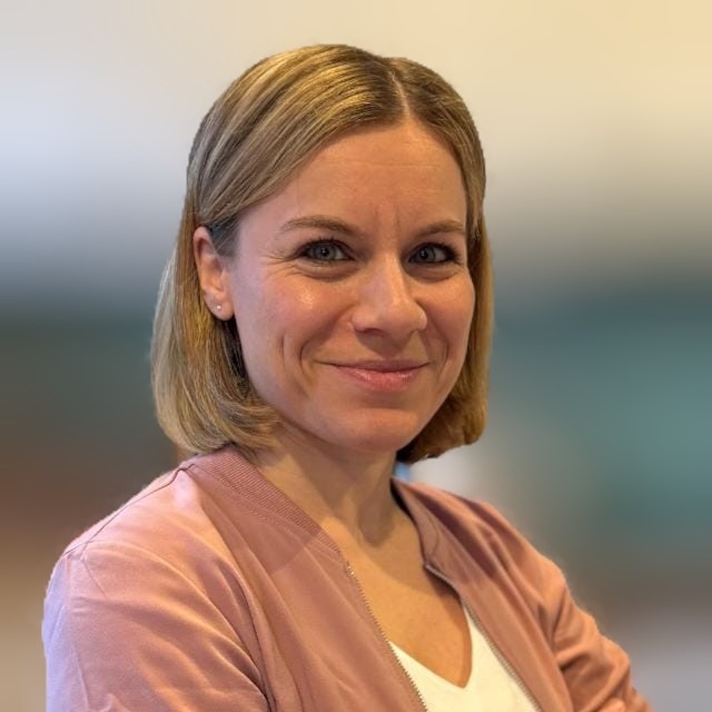 Testimonial und Portrait von Lena, Teilnehmerin des Online-Programms Mit Klarheit in deine berufliche Zukunft. Sie trägt eine rosa Jacke und ein weißes Shirt.