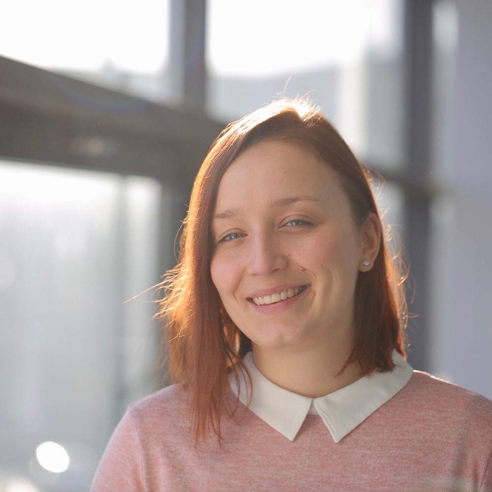 Testimonial und Portrait von Stefanie, Teilnehmerin des Online-Programms Mit Klarheit in deine berufliche Zukunft. Sie trägt einen rosa Pullover mit einem weißen Kragen.