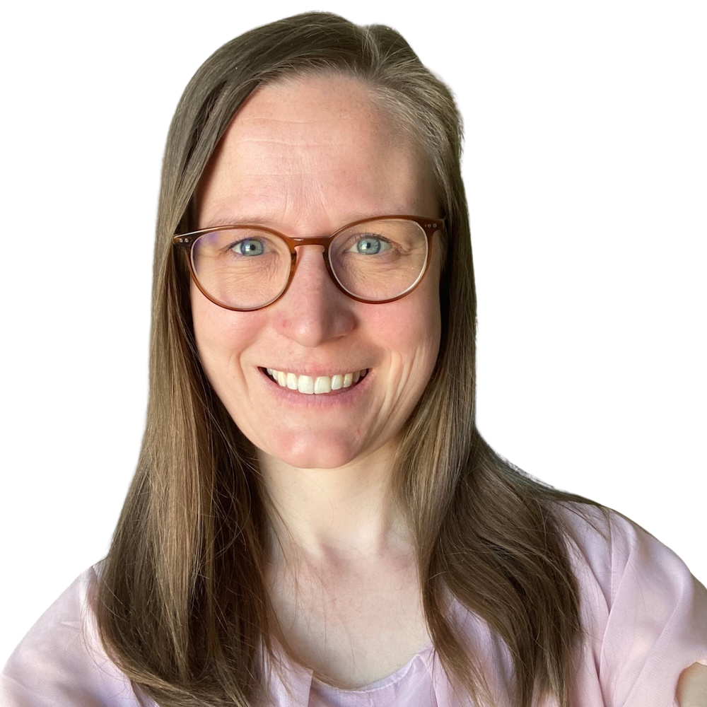 Portrait von Annemarie, Teilnehmerin des Online-Programms Mit Klarheit in deine berufliche Zukunft, welches sie für ihr Testimonial zur Verfügung gestellt hat. Sie trägt eine Brille und ein rosa Oberteil.