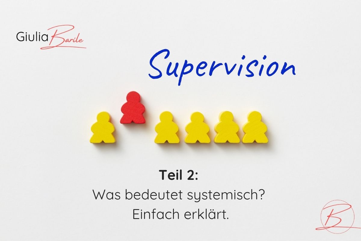 Bild mit grauen Hintergrund, Schriftzug Giulia Barile in der oberen linken Ecke, der blauen Überschrift Supervision in der Mitte. Darunter 5 gelbe und 1 rote Figur, wobei die rote Figur etwas höher positionierst ist als die gelben. Darunter der Titel Teil 2: Was bedeutet systemisch? Einfach erklärt.