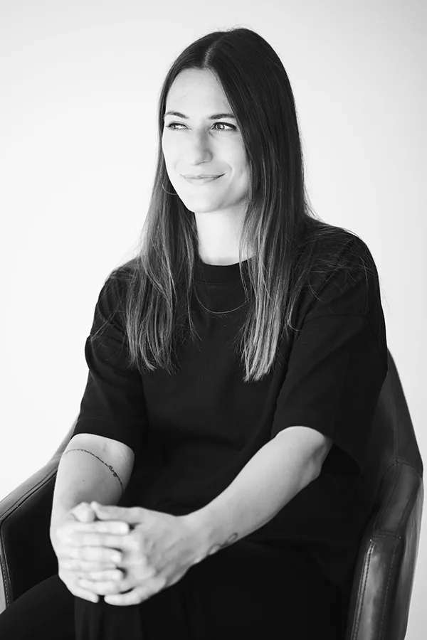 Giulia Barile, DGSv-zertifizierte systemische Supervisorin in Köln und Coach für berufliche Neuorientierung blickt direkt in die Kamera. Das Bild ist schwarz-weiß