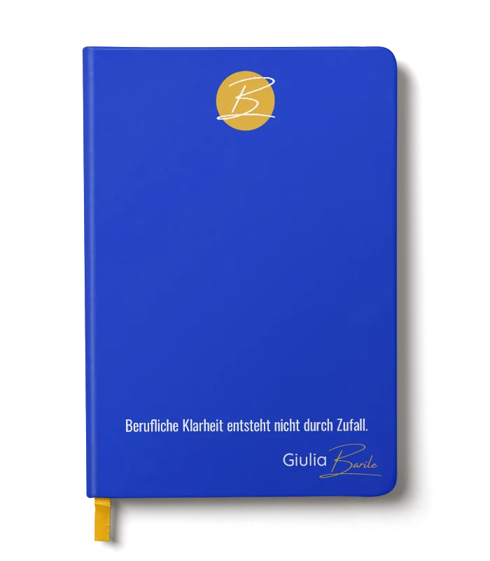 Blaues Notizbuch, mit dem gelben Icon von Supervisorin und Coach Giulia Barile. Darauf der Slogan: berufliche Klarheit entsteht nicht durch Zufall