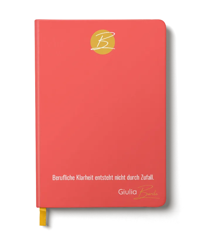 Rotes Notizbuch, mit dem gelben Icon von Supervisorin und Coach Giulia Barile. Darauf der Slogan: berufliche Klarheit entsteht nicht durch Zufall