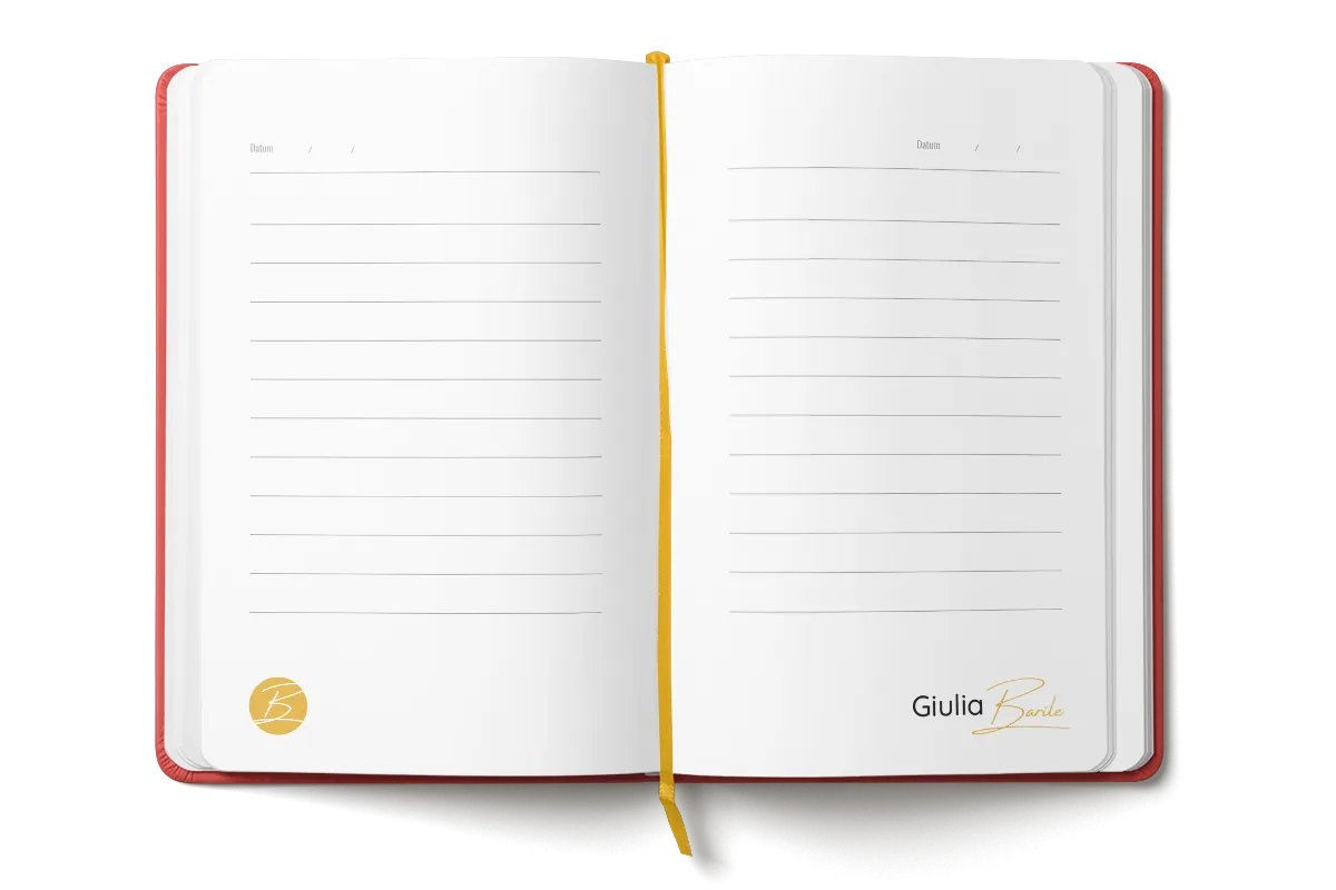 Aufgeschlagenes rotes Notizbuch, von Supervisorin und Coach Giulia Barile.