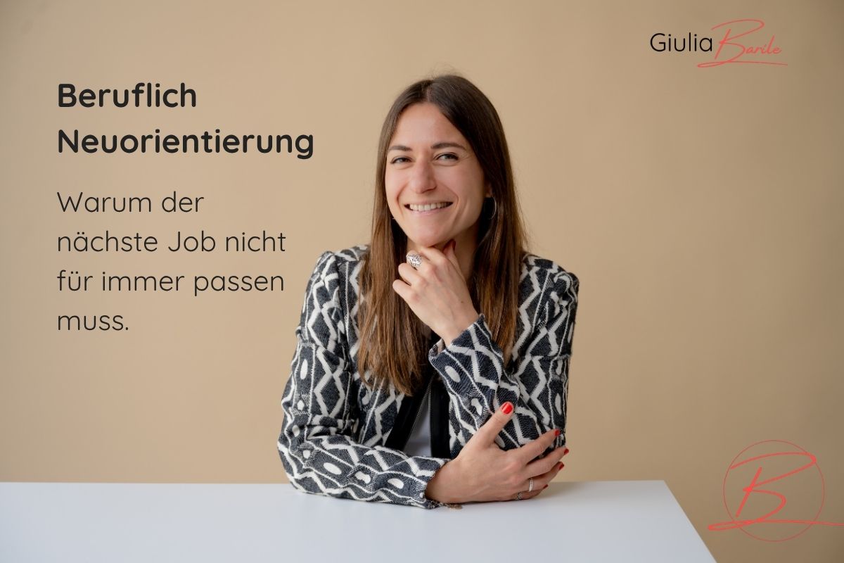 Supervisorin und Coach Giulia Barile sitzt an einem weißen Schreibtisch mit beigen Hintergrund. In der oberen linken Ecke der Schriftzug: Berufliche Neuorientierung. Warum der nächste Job nicht für immer passen muss.