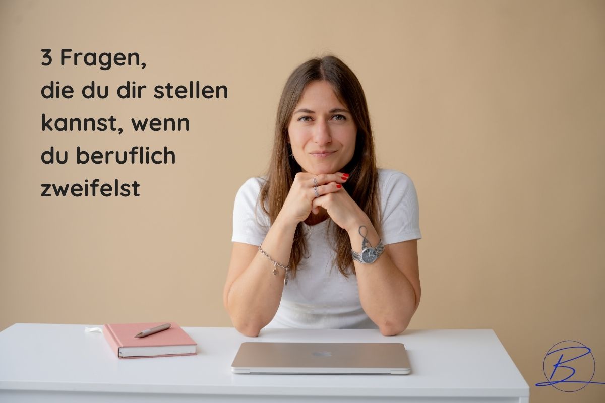 Supervisorin und Coach Giulia Barile sitzt an einem weißen Schreibtisch mit beigen Hintergrund. In der oberen linken Ecke der Schriftzug: 3 Fragen für die berufliche Neuorientierung: