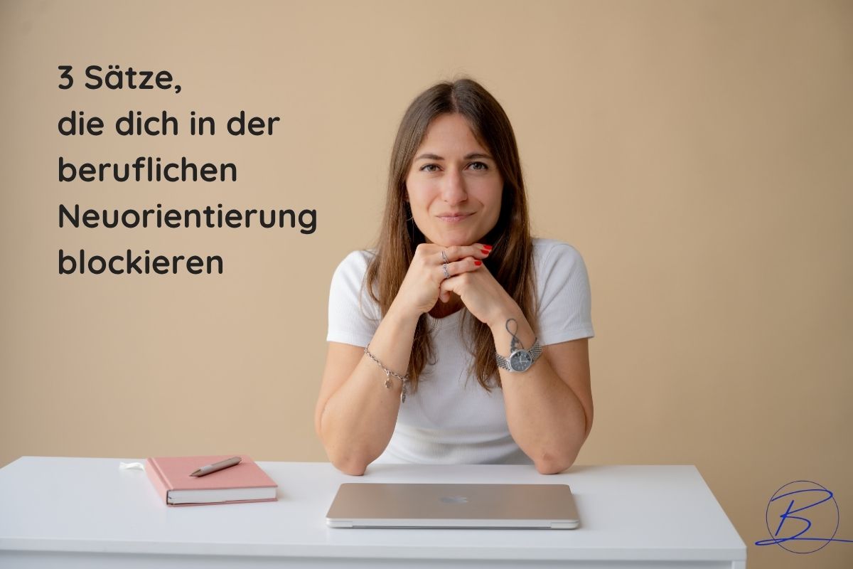 Supervisorin und Coach Giulia Barile sitzt an einem weißen Schreibtisch mit beigen Hintergrund. In der oberen linken Ecke der Schriftzug: 3 Sätze, die dich in der beruflichen Neuorientierung blockieren