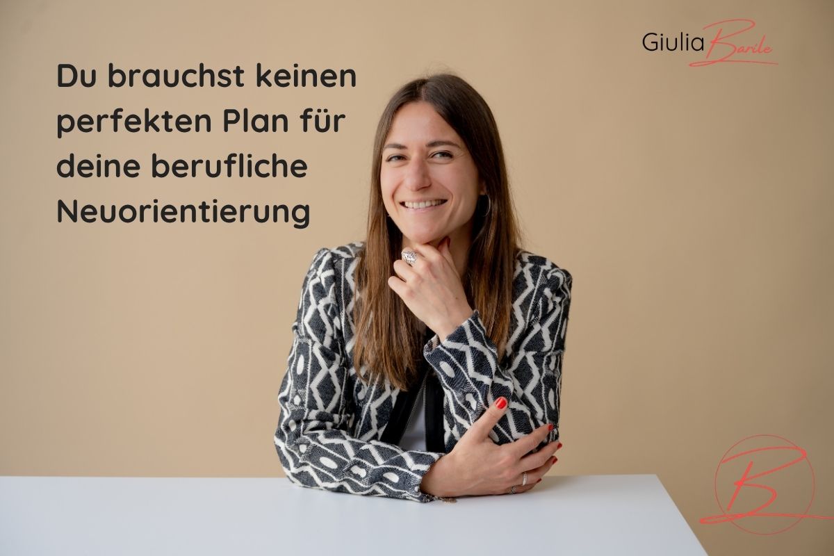 Supervisorin und Coach Giulia Barile sitzt an einem weißen Schreibtisch mit beigen Hintergrund. In der oberen linken Ecke der Schriftzug: Du brauchst keinen perfekten Plan für deine berufliche Neuorientierung.