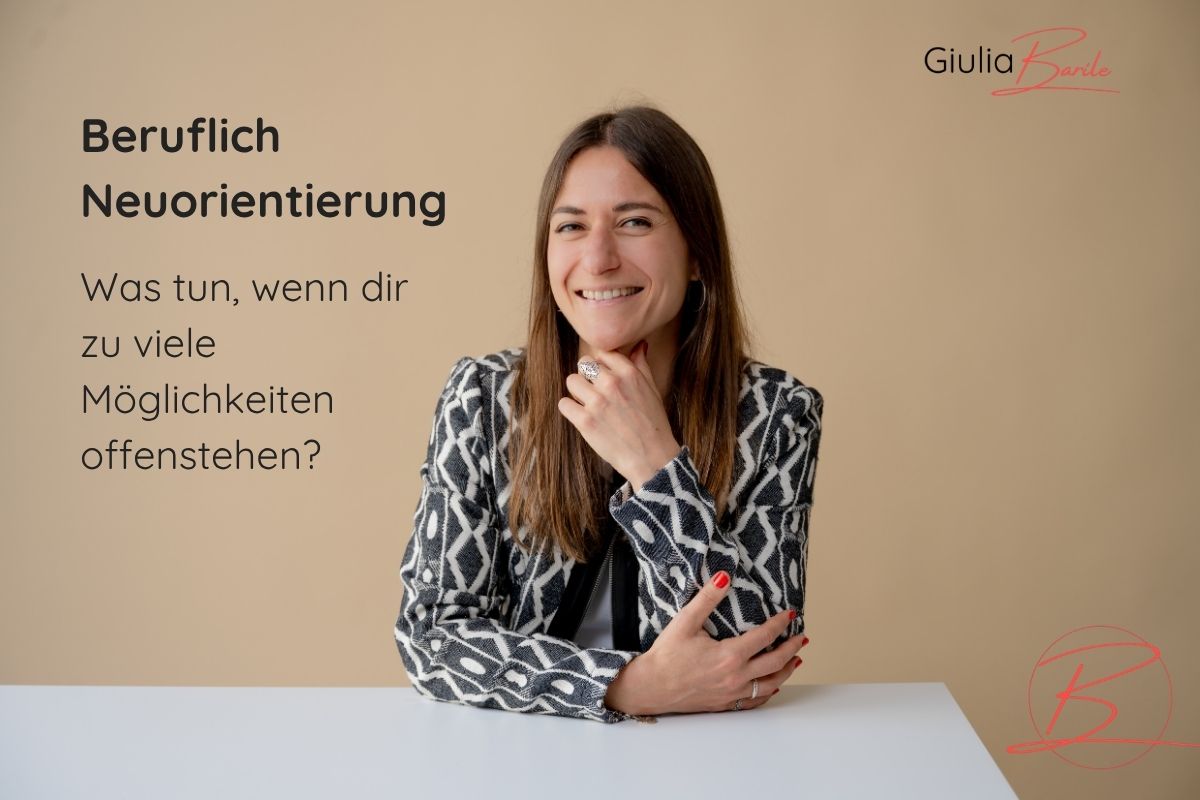 Supervisorin und Coach Giulia Barile sitzt an einem weißen Schreibtisch mit beigen Hintergrund. In der oberen linken Ecke der Schriftzug: Berufliche Neuorientierung. Was tun, wenn dir zu viele Möglichkeiten offen stehen?