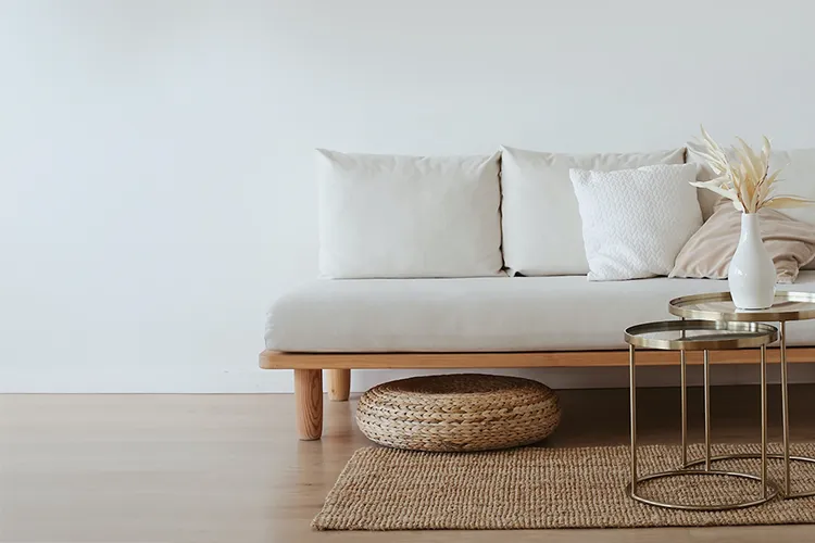 Weißes Sofa mit einem Beistelltisch in einem Beratungsraum für systemische Supervision und Coaching