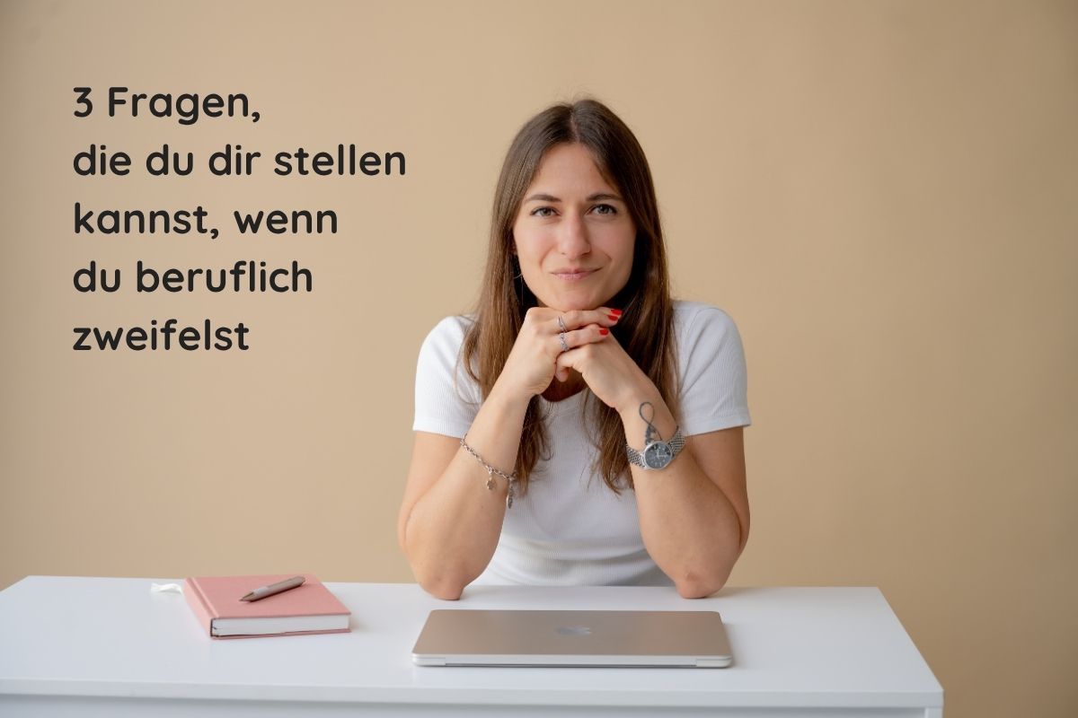 Supervisorin und Coach Giulia Barile sitzt an einem weißen Schreibtisch mit beigen Hintergrund. In der oberen linken Ecke der Schriftzug: 3 Fragen für die berufliche Neuorientierung: