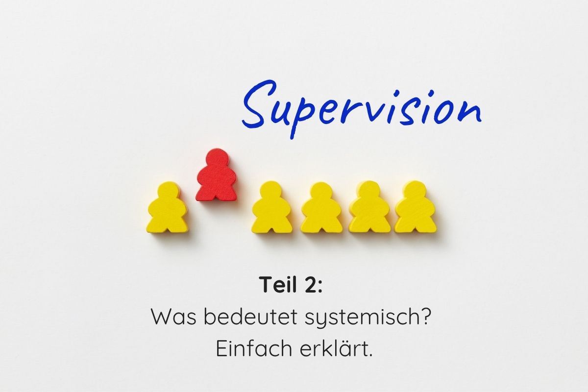 Bild mit grauen Hintergrund, Schriftzug Giulia Barile in der oberen linken Ecke, der blauen Überschrift Supervision in der Mitte. Darunter 5 gelbe und 1 rote Figur, wobei die rote Figur etwas höher positionierst ist als die gelben. Darunter der Titel Teil 2: Was bedeutet systemisch? Einfach erklärt.